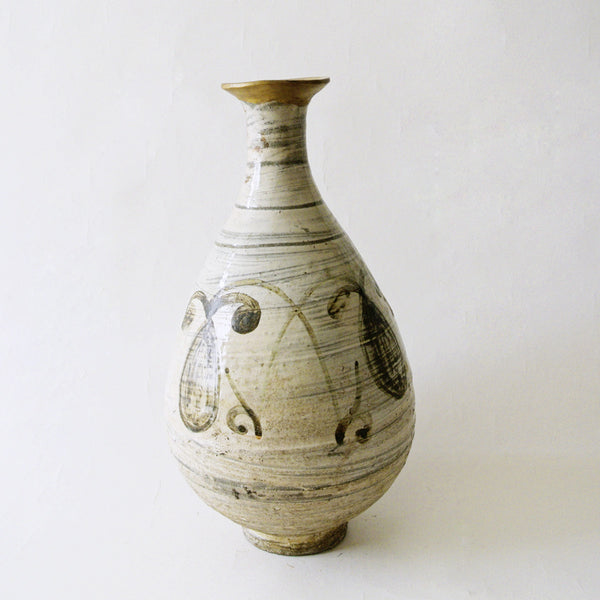 White Vase with Iron Glazed Design Bunchung 16c. from Chosun