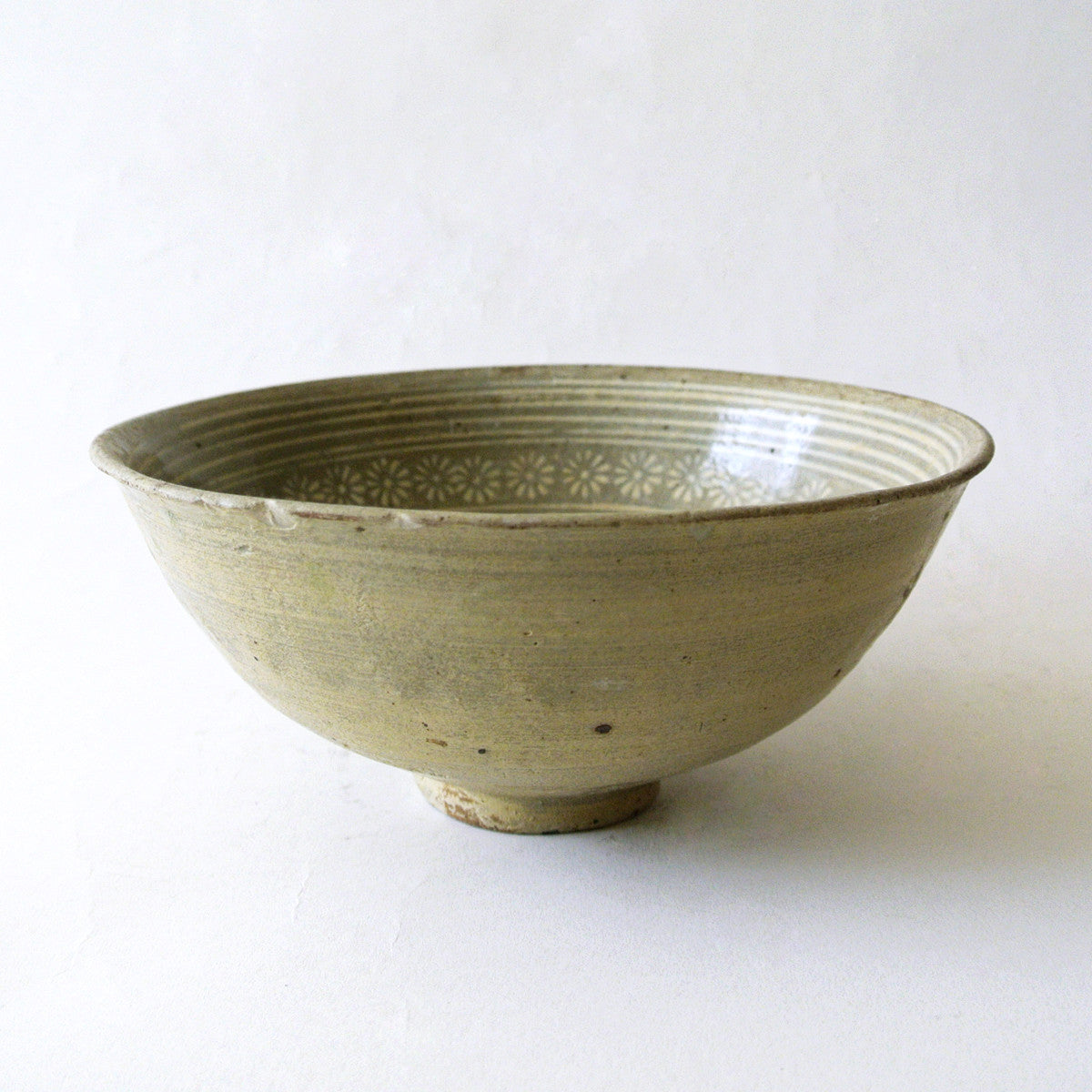 Chosun Inlaid Flower Design Bunchung Bowl